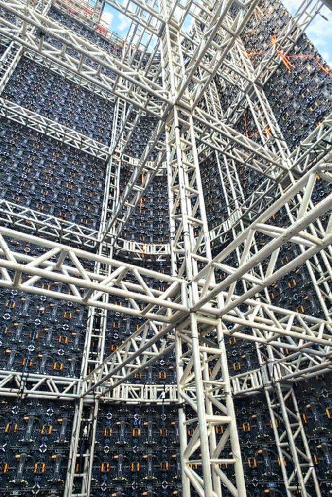 Estrutura para painel em show - Grupo LED Locações - Aluguel de Painel de LED - SP